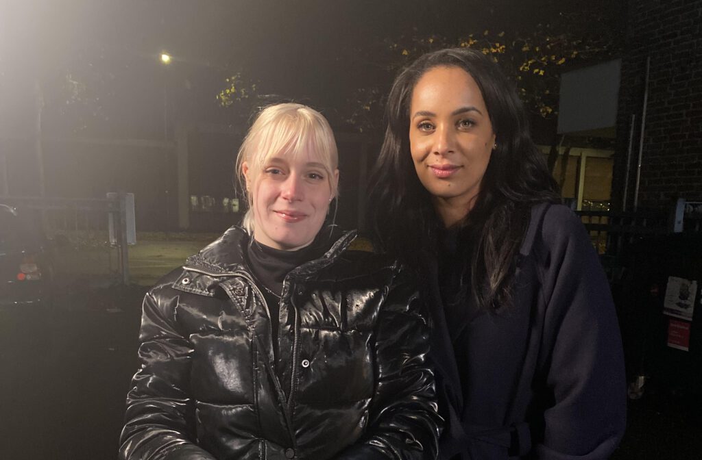 Vier handen op een buik