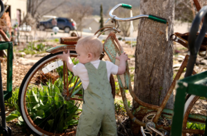Piens zus fietst met baby