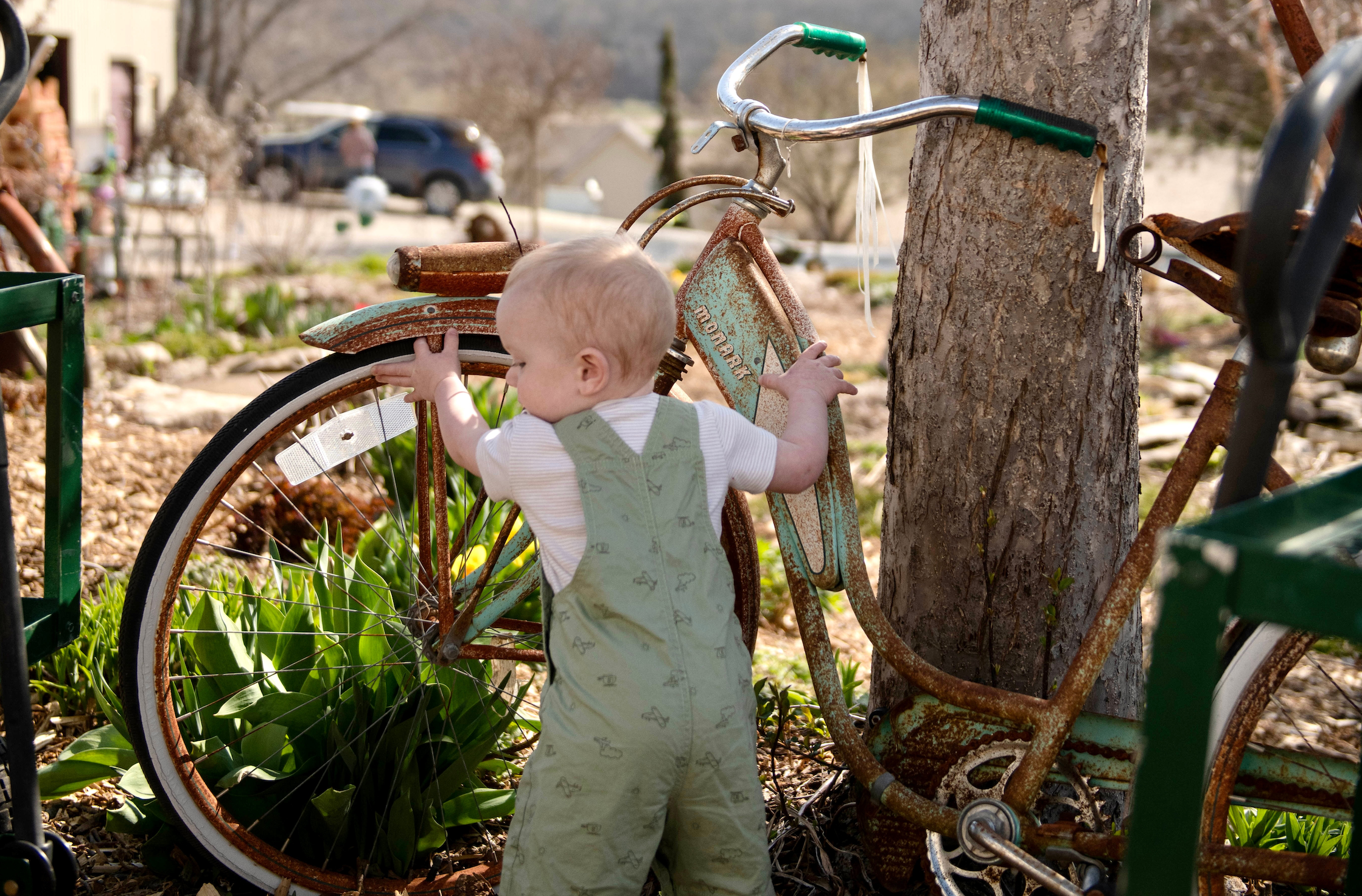 Piens zus fietst met baby