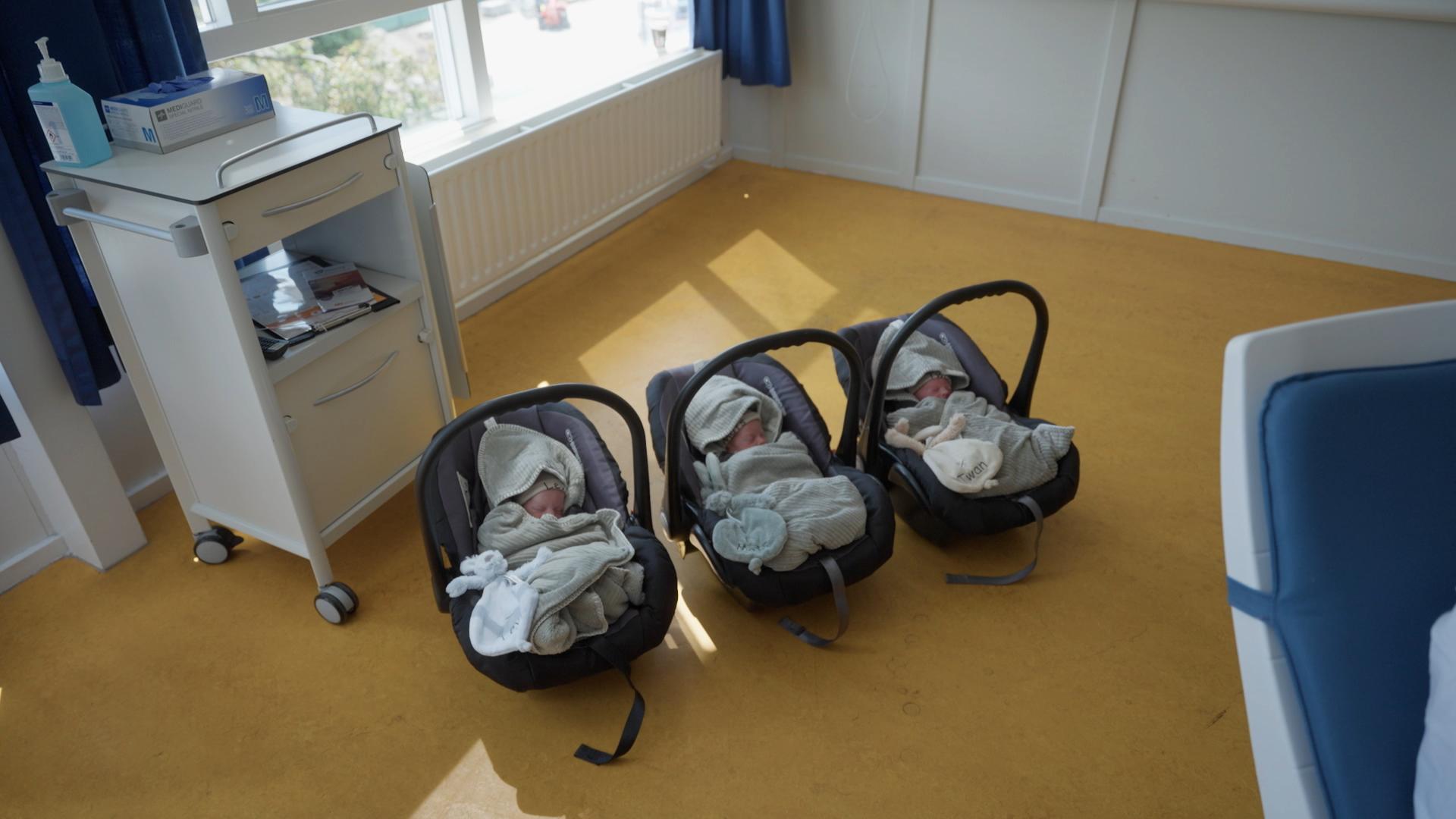 De pasgeboren drieling van Mieke en Nick