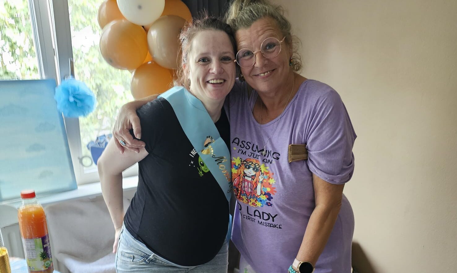 Emily Phillie wordt oma van een drieling: 'Ik word een oma die mee in de plassen gaat springen'