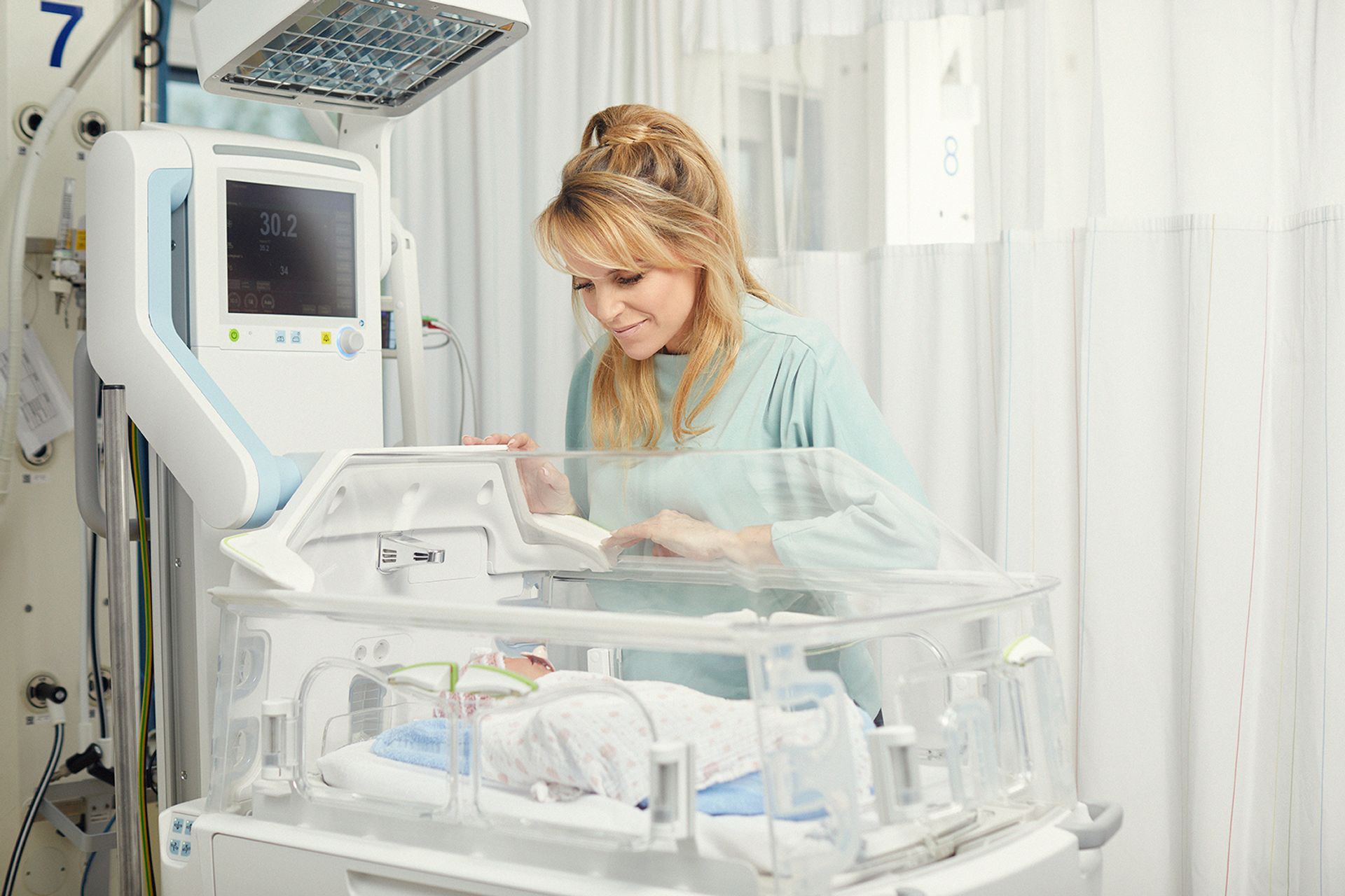 Handen aan de couveuse - anne-mar